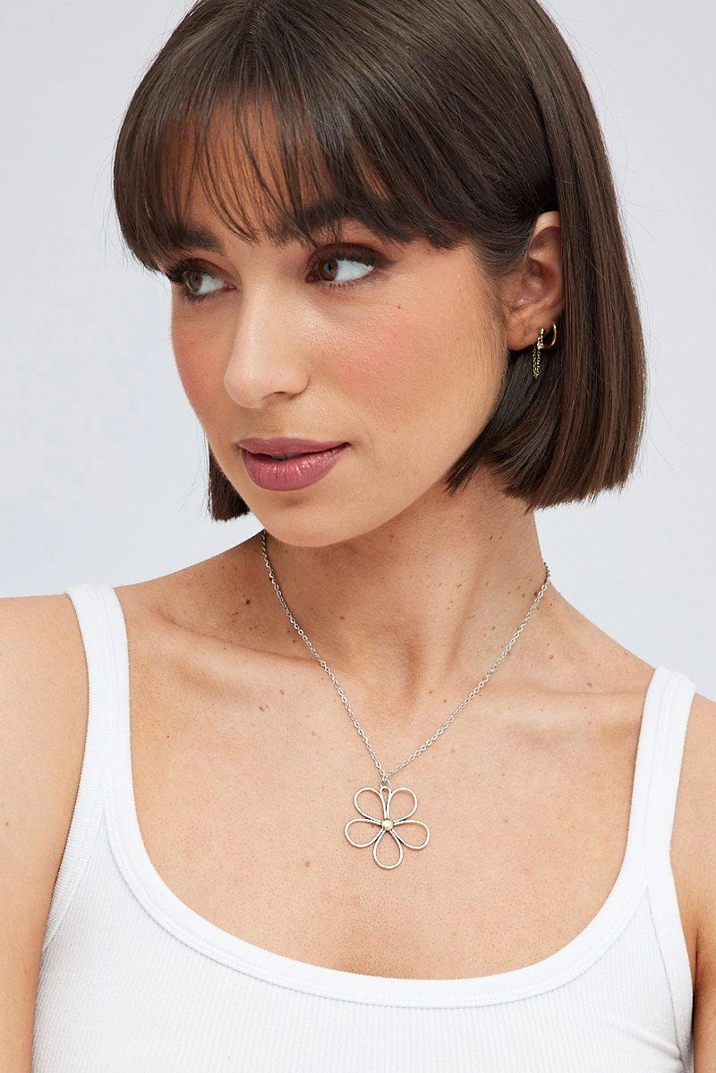 Silver Flower Pendent Necklace